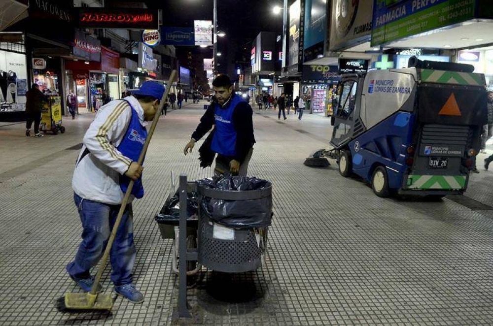 Por la noche, las minibarredoras limpian los centros comerciales