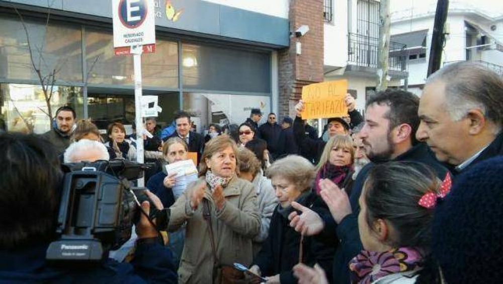 Vecinos protestaron en Castelar por el tarifazo de gas