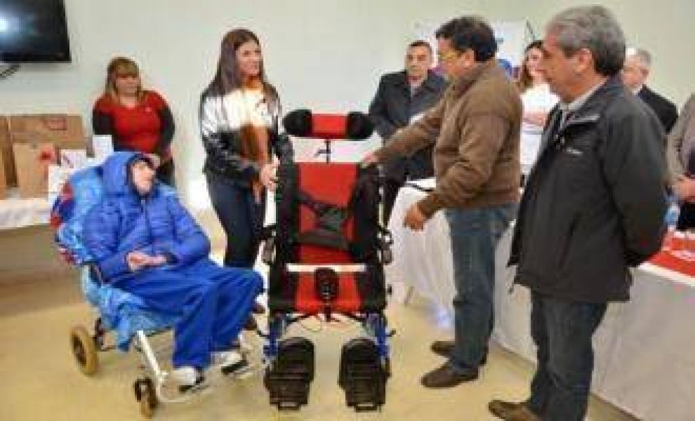  Una silla de rueda especial para un nio con parlisis cerebral