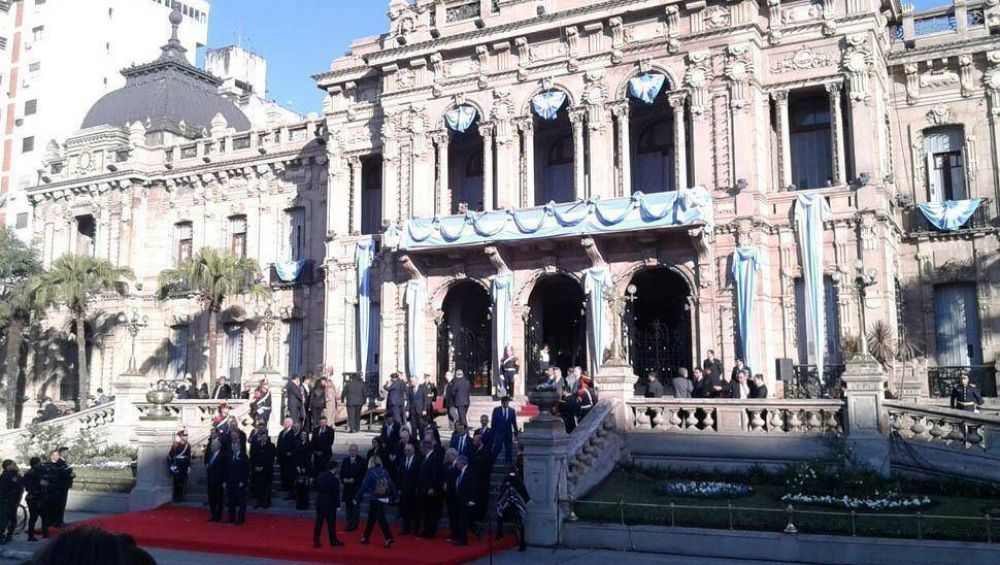 Macri y Manzur encabezaron el saludo protocolar en el Sal�n Blanco