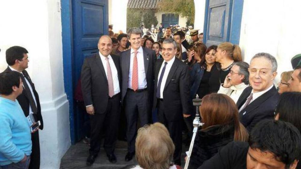 Manzur: �La gente no quiere que peleemos m�s�