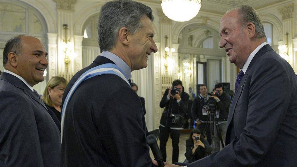 El saludo de Mauricio Macri al rey em�rito Juan Carlos de Espa�a durante los festejos por el Bicentenario