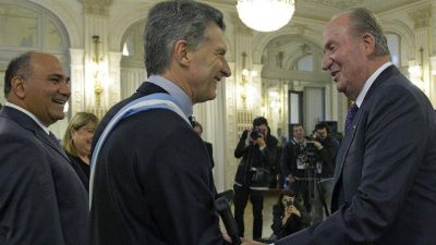 El saludo de Mauricio Macri al rey em�rito Juan Carlos de Espa�a durante los festejos por el Bicentenario