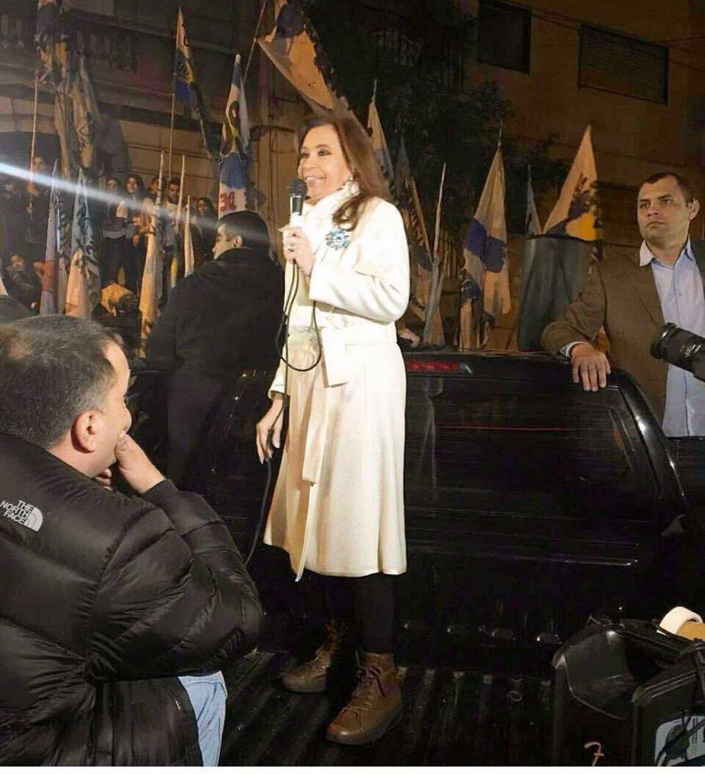 Cristina Kirchner habl� con militantes desde la caja de una camioneta en Recoleta