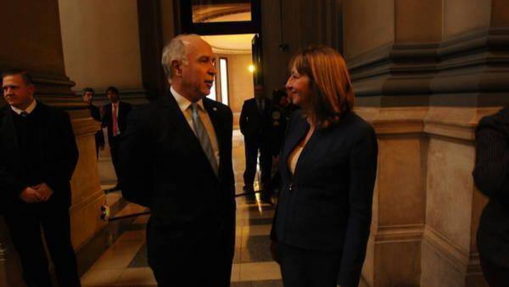 Avanza un acuerdo legislativo para desplazar a Gils Carb�