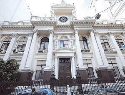 El d�lar perfor� los $15 en las pizarras y el BCRA intervino para evitar una ca�da m�s profunda