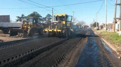 Avanzan con obras de bacheo y asfalto en zonas de recorrido de colectivos