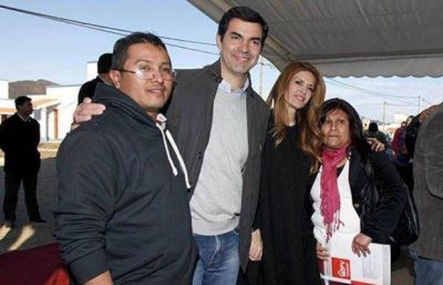 Urtubey hizo feliz a cien familias: entreg� casas en el barrio El Huayco