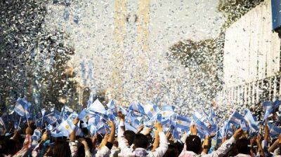 Sin Cristina, sin Alperovich, sin Betty, sin Sarita, SIN CHORIPANES, sin acarreo de gente como ganado: 400.000 personas en el hist�rico desfile del Bicentenario 