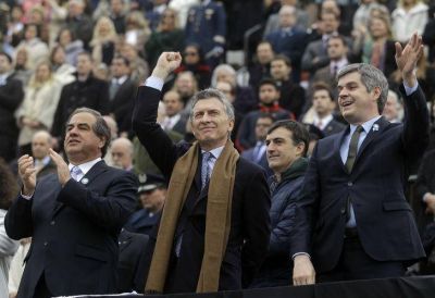 Macri no asisti� al inicio del desfile, pero particip� durante una hora del cierre