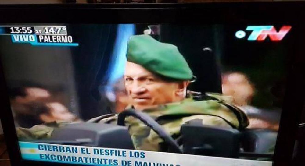 Aldo Rico particip del desfile militar en los festejos por el Bicentenario