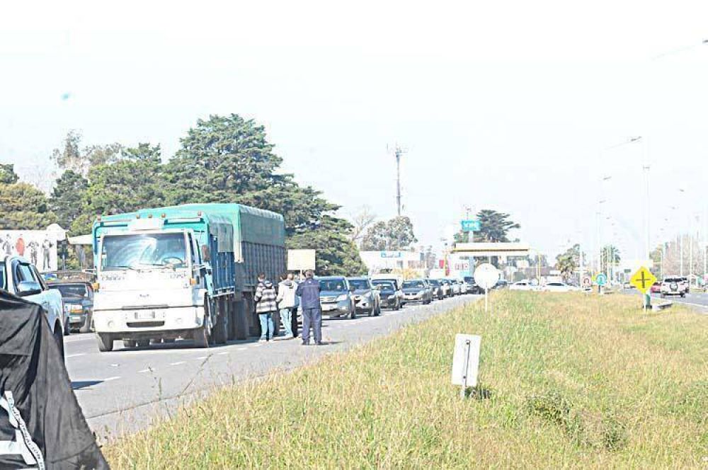 El �xodo tur�stico se demor� por una protesta de trabajadores del frigor�fico Sadowa en la Autov�a