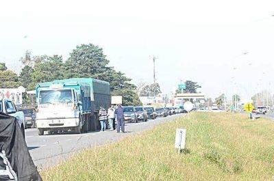 El �xodo tur�stico se demor� por una protesta de trabajadores del frigor�fico Sadowa en la Autov�a