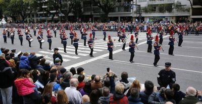 Miles de personas presenciaron el megadesfile militar en Palermo