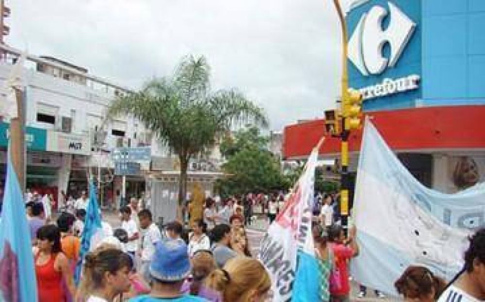 Lanusenses pidieron comida en Carrefour