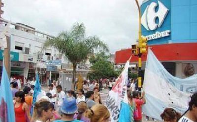 Lanusenses pidieron comida en Carrefour