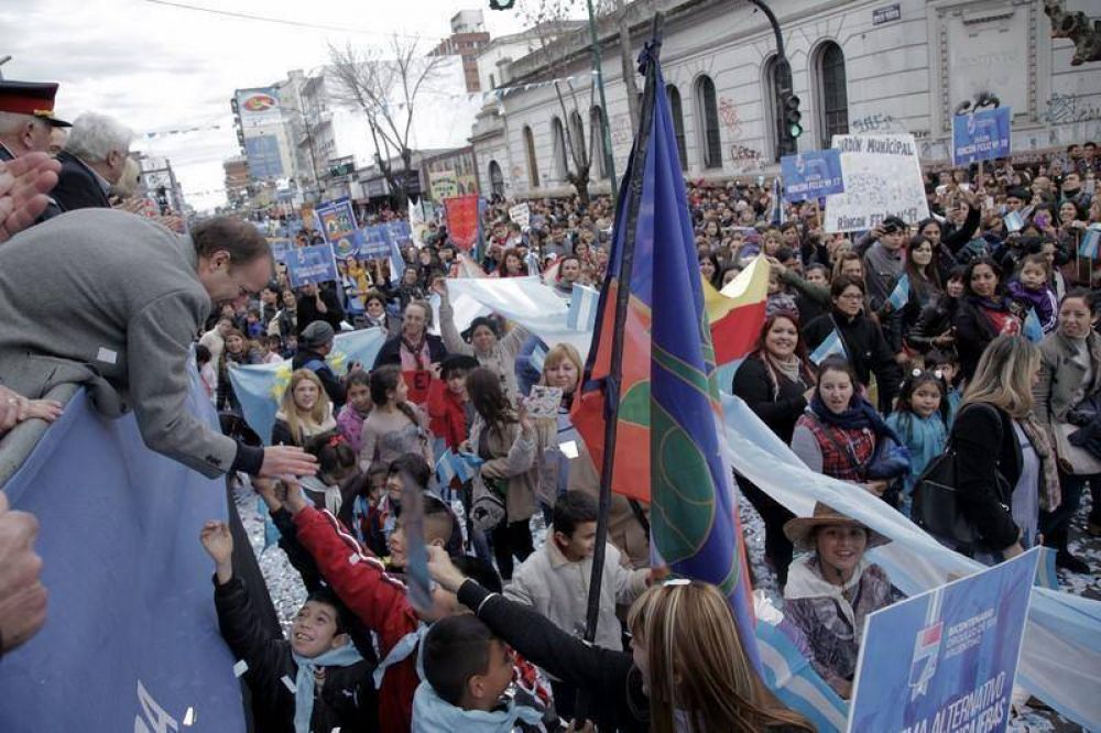 M�s de 100 mil vecinos celebraron el Bicentenario con una fiesta hist�rica