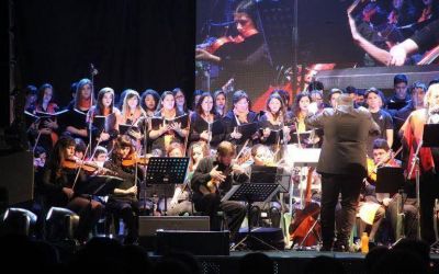 Multitudinaria concurrencia  de vecinos a la pe�a del bicentenario