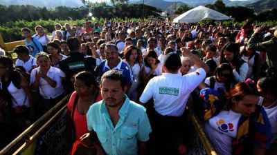Miles de venezolanos cruzan a Colombia en busca de comida