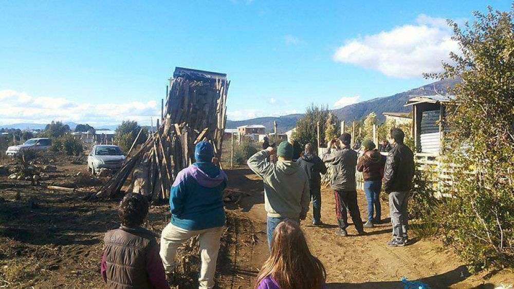 Agrupaci�n kirchnerista entreg� le�a en los barrios