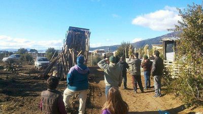 Agrupaci�n kirchnerista entreg� le�a en los barrios