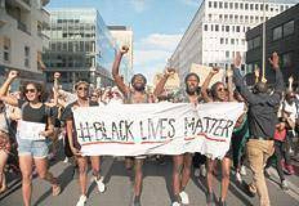 Reprimen las marchas por el racismo