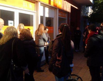 Trabajadores de limpieza del Hospital fueron al Municipio