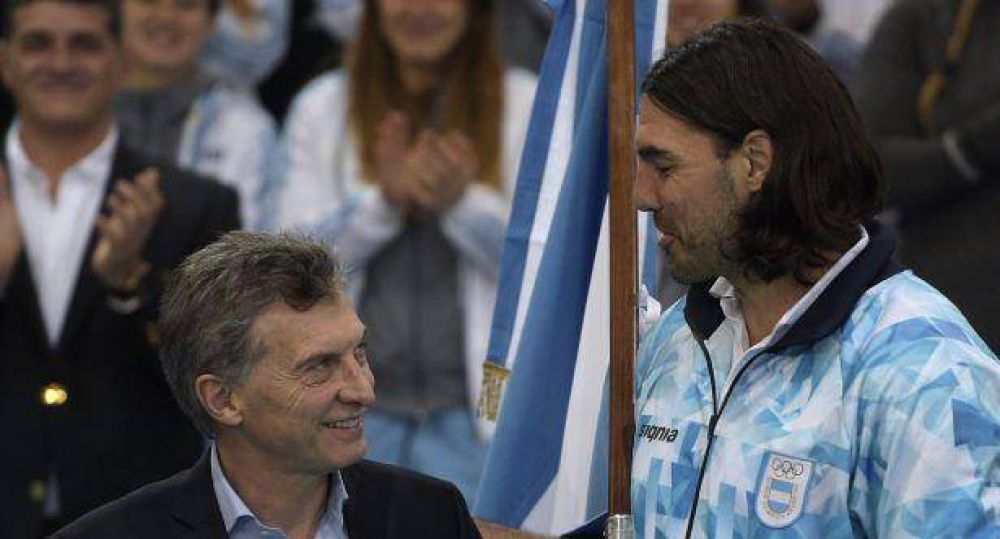 Macri entreg bandera a Scola y dese suerte a delegacin argentina