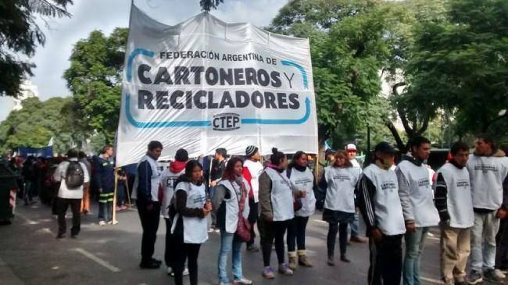 Cartoneros se movilizan contra la privatizaci�n del reciclado