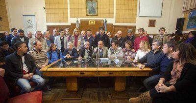 En�rgico repudio del arco pol�tico tras la pintada intimidatoria al intendente Arroyo