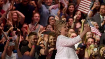 Clinton y Sanders, juntos en campa�a por primera vez