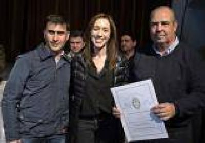 Vidal entreg� escrituras de viviendas en Rojas: 