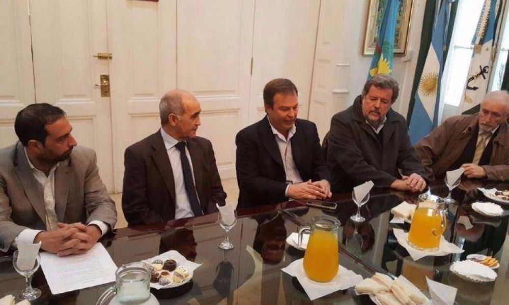 Desplazado por Vidal, Elustondo busca la complicidad del peronismo