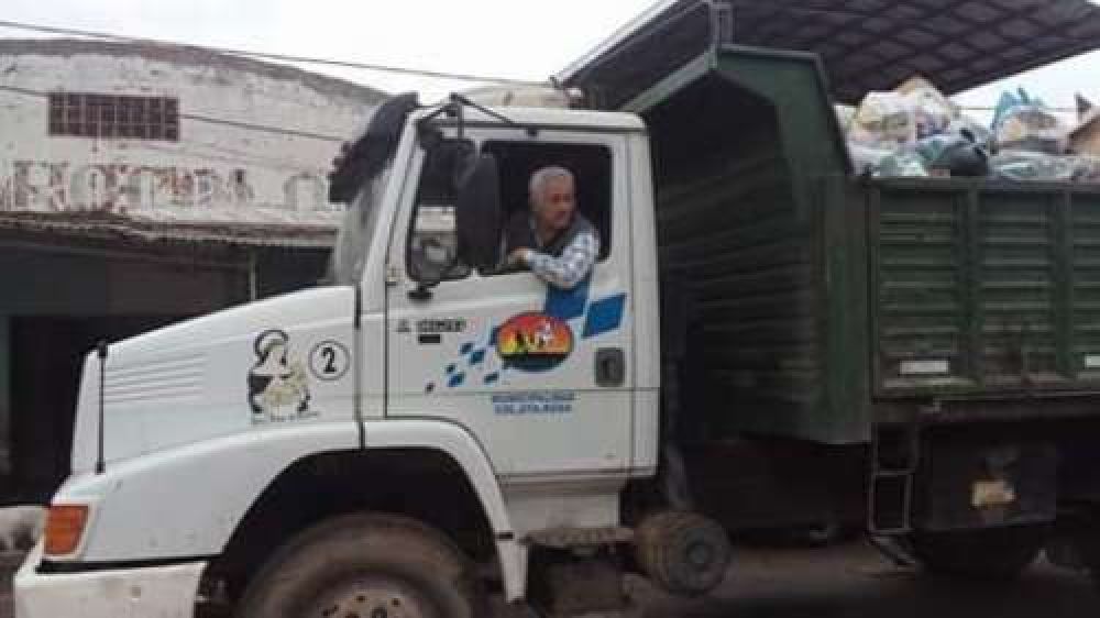 El intendente de Colonia Santa Rosa se subi� a un cami�n y recolect� la basura