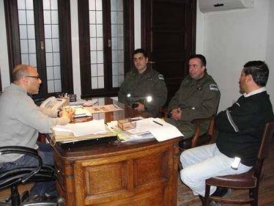 Reino se reuni� con los jefes de Gendarmer�a