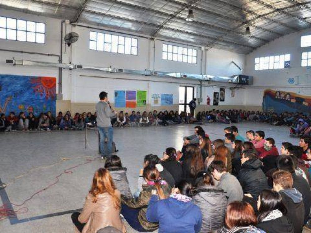 Charla sobre Gesti�n Ambiental y campa�a Separ� en la Secundaria 1