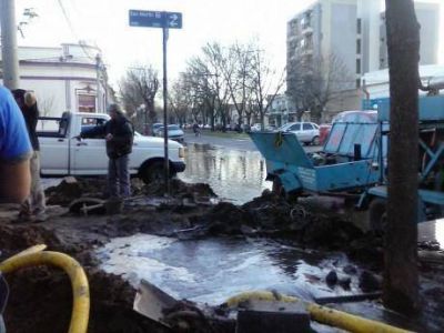 Se rompi� una ca�er�a de agua potable en c�ntrica esquina de Trenque Lauquen