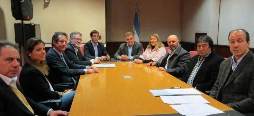 El IPV y la ATE  suscribieron el Fideicomiso para la construcci�n de 240 viviendas en R�o Grande