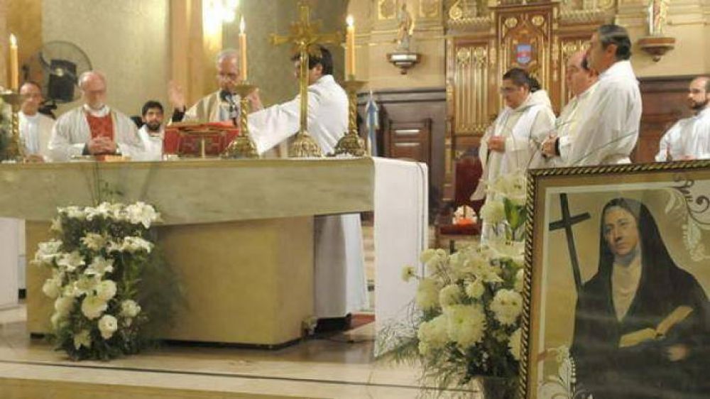 El cardenal, Mons. Mario Poli, lleg a Santiago para compartir su devocin por Mama Antula