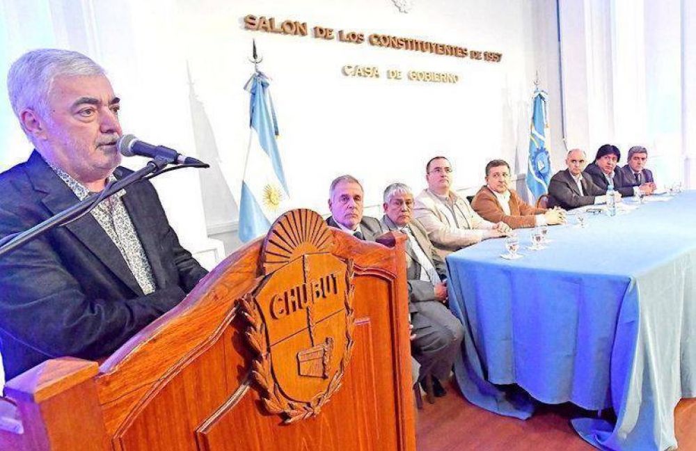 CON UNA INVERSI�N DE M�S DE 130 MILLONES DE PESOS: Das Neves encabez� la firma de contratos para construir 118 viviendas en cinco localidades de Chubut