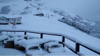 Por la nevadas, los centros de esqu� de la regi�n suman mas pistas y medios habilitados