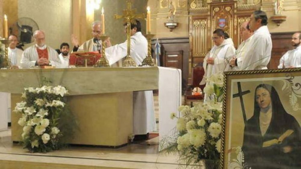 El cardenal, Mons. Mario Poli, lleg� a Santiago para compartir su devoci�n por Mama Antula