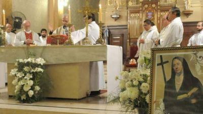 El cardenal, Mons. Mario Poli, lleg� a Santiago para compartir su devoci�n por Mama Antula