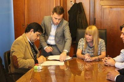 Losada firm� un convenio que proveer� de equipamiento tecnol�gico al municipio