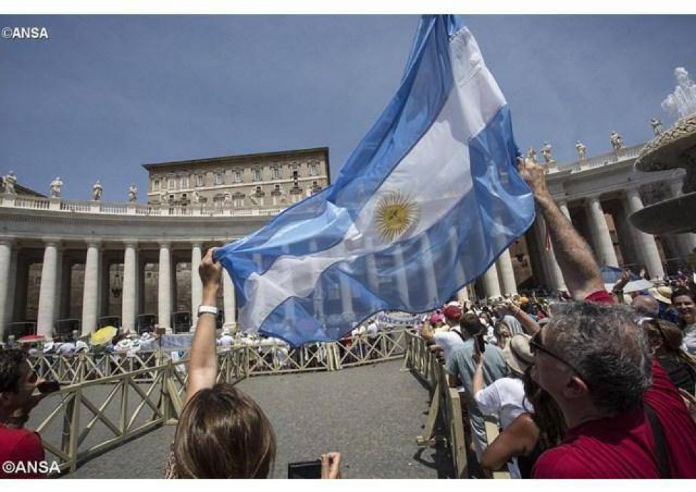 Con estos doscientos aos de respaldo se nos pide mirar hacia adelante, escribe el Papa a los Argentinos