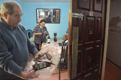 Les destrozaron la casa buscando a quienes pintaron el pared�n del intendente