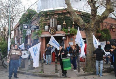 Gastron�micos realizaron ruidosa manifestaci�n ante �Chiquil�n� (ex Ramona)