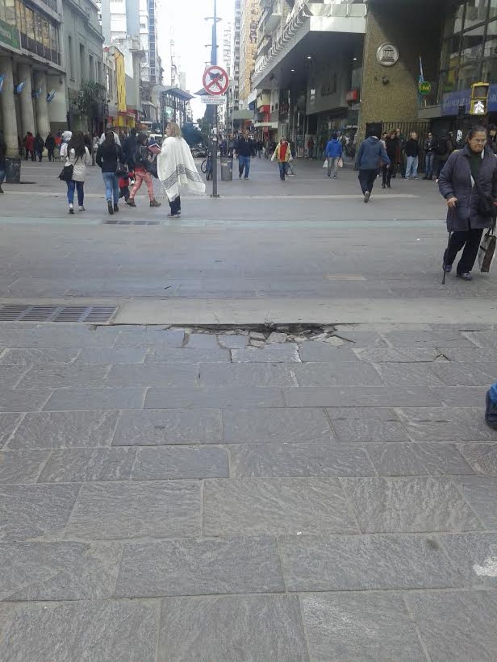 Los cruces de la Peatonal en estado �lamentable�