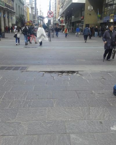Los cruces de la Peatonal en estado �lamentable�