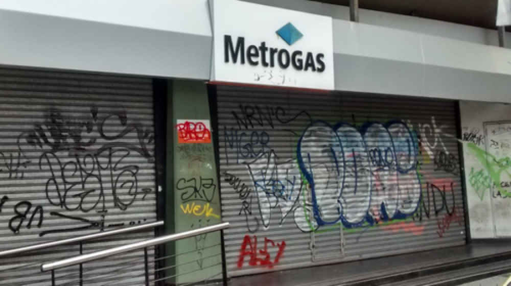 Vecinos de Lomas protestaron frente a la sede de Metrogas